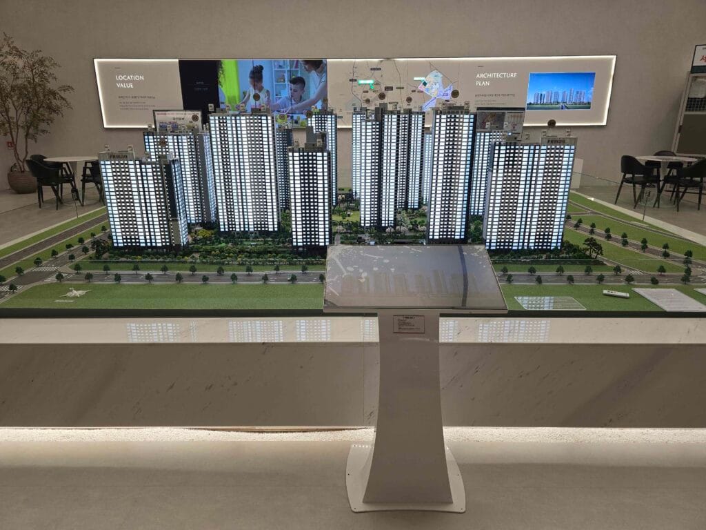 1,990세대 16개 동의 웅장한 규모를 보여주는 단지 전체 모형도와 상세 안내판