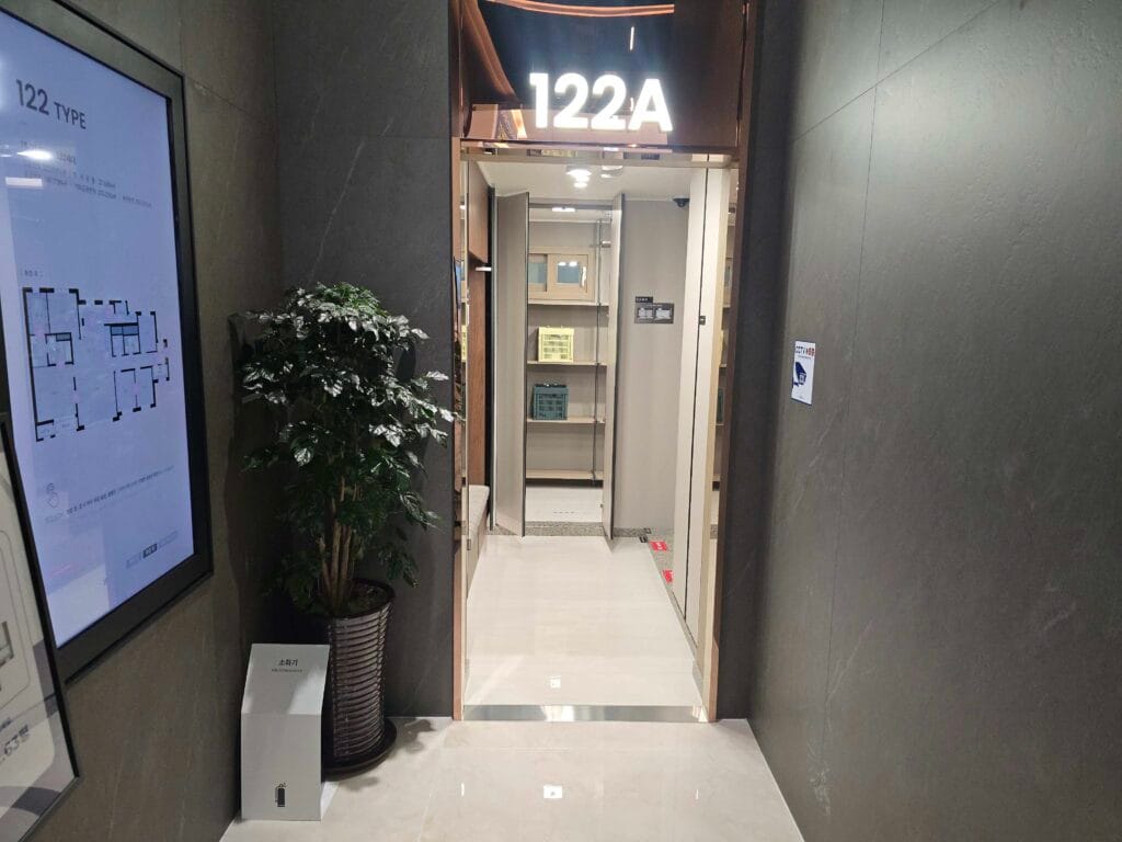 시흥거모 대방엘리움 122A 타입 유니트 출입구와 현관 전경