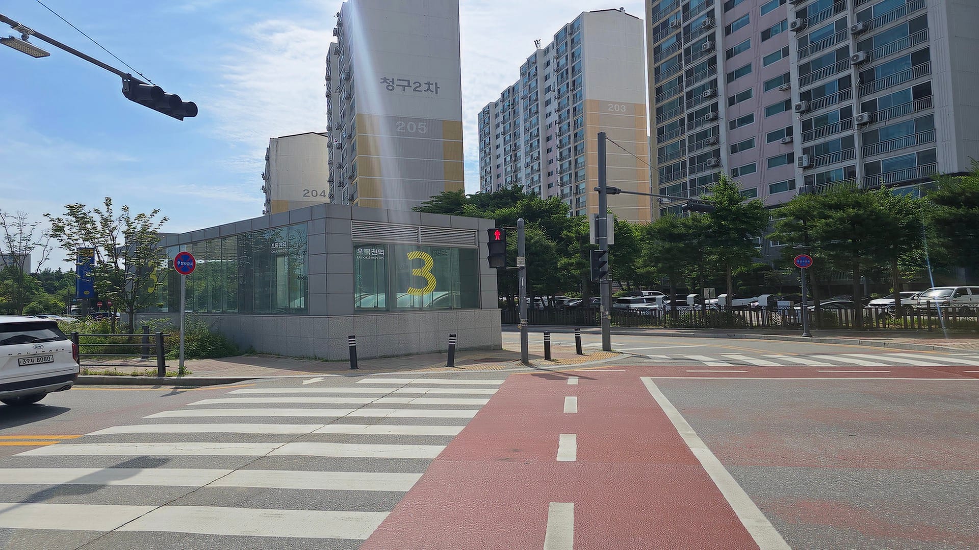 오목천역 더리브 인근 오목천역 3번 출구 및 전면 횡단보도와 구도심 기축 아파트 전경